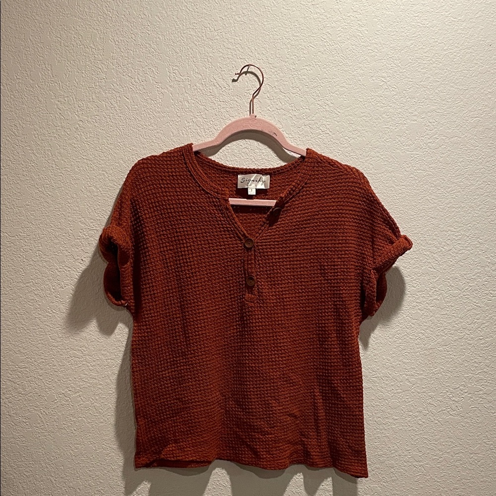 Textured Rust Short-Sleeve Henley Tee - Sezane